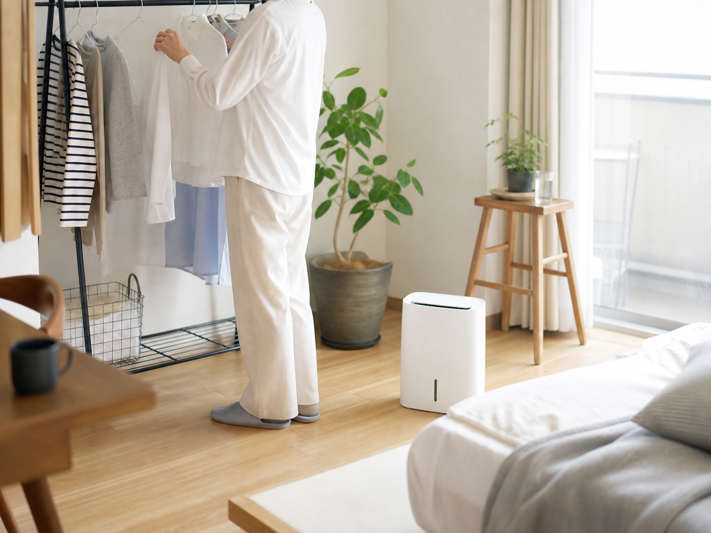 一人暮らしの部屋干しで除湿機を使う生活イメージ